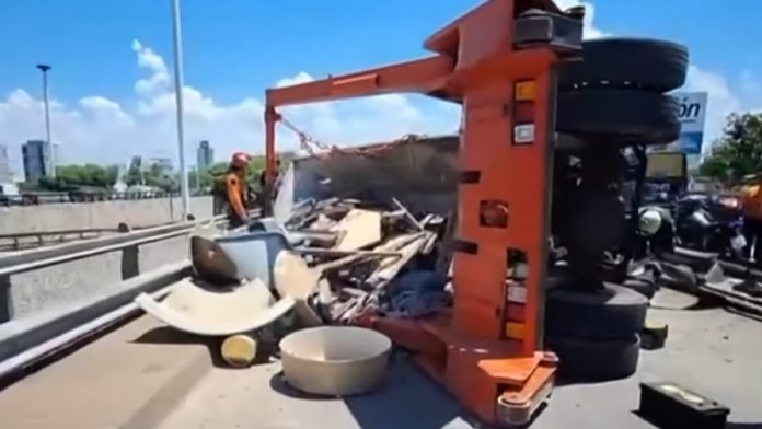 Un camión con un volquete lleno de material volcó en una colectora de la avenida General Paz