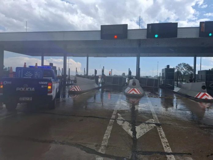 Un fuerte temporal azotó a Córdoba: granizo, viento y un hombre que murió aplastado por una cabina de peaje