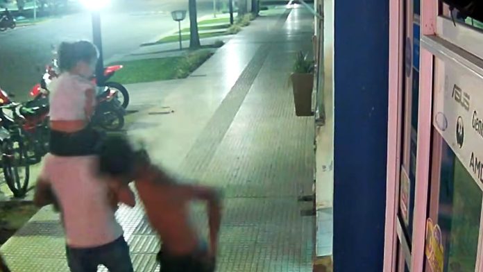 Un hombre con problemas de salud mental agredió a un padre y a su hija en plena calle y terminó internado