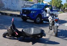 Un joven de 22 años chocó su moto contra un colectivo, la Policía lo notó nervioso y le encontró cocaína