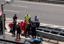 Un motociclista chocó contra un auto en la Autopista 25 de Mayo y quedó atrapado bajo un guardarraíl