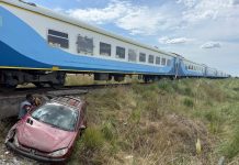 Un tren arrolló a un auto a la altura del Aquasol de Mar del Plata: hay tres heridos y uno está grave