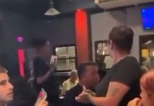 Una moza expuso ante los clientes las condiciones laborales de un restaurante y el local respondió
