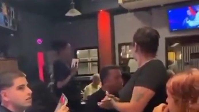 Una moza expuso ante los clientes las condiciones laborales de un restaurante y el local respondió