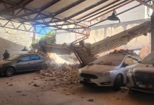 Video: así fue el derrumbe de la pared de una cochera que provocó destrozos en varios vehículos