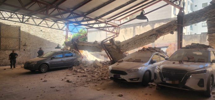 Video: así fue el derrumbe de la pared de una cochera que provocó destrozos en varios vehículos