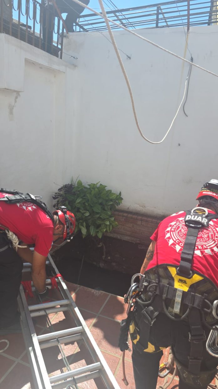 Video: así fue el rescate a un hombre de 55 años que cayó por un pozo en Córdoba