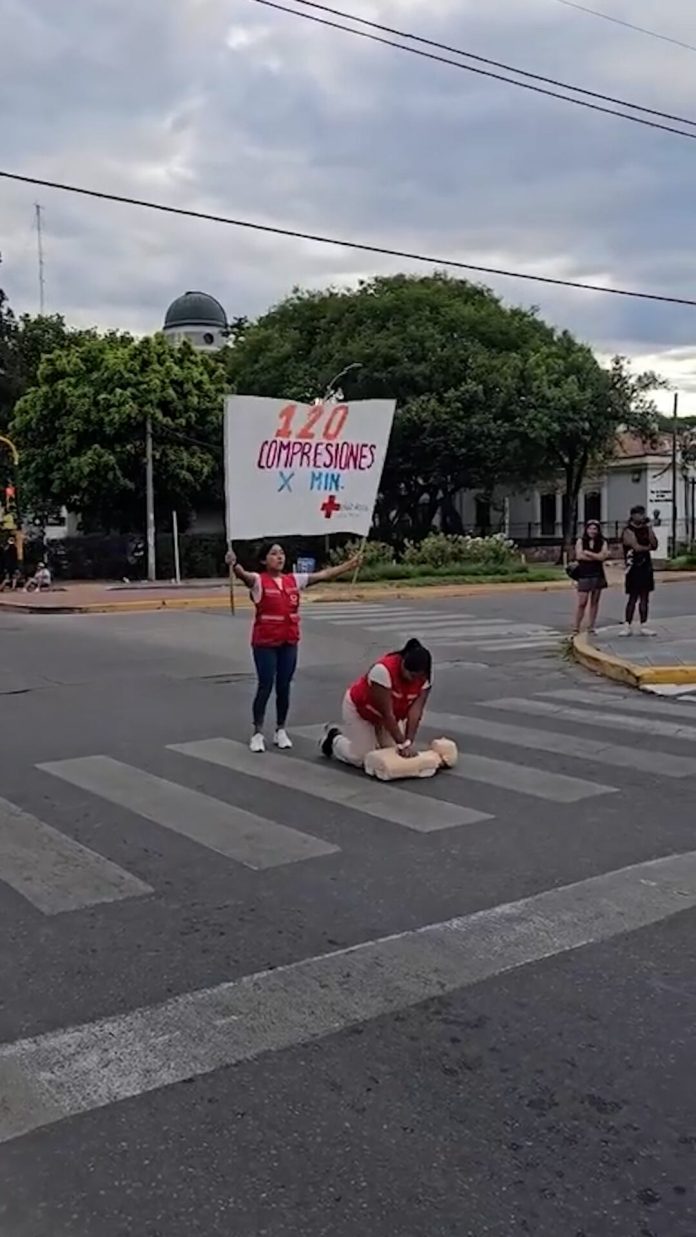 Voluntarios de Cruz Roja enseñaron RCP en un semáforo de Salta: la reacción de los automovilistas