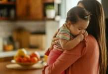 Autorizaron a la mujer japonesa a irse del país junto a su bebé, tras denunciar a su ex pareja por trata y abuso