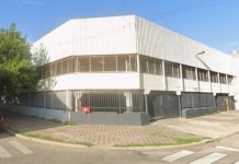 Balearon a un hombre en la entrada de supermercado de Rosario y encontraron una nota mafiosa