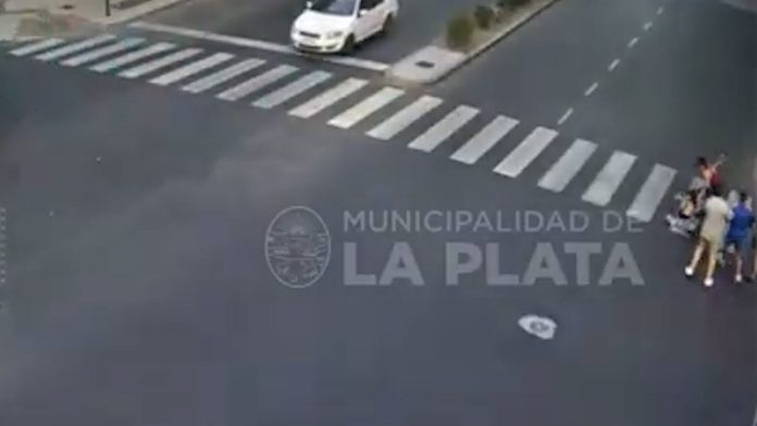 Brutal ataque en patota a una mujer a la salida de un boliche en La Plata: el video