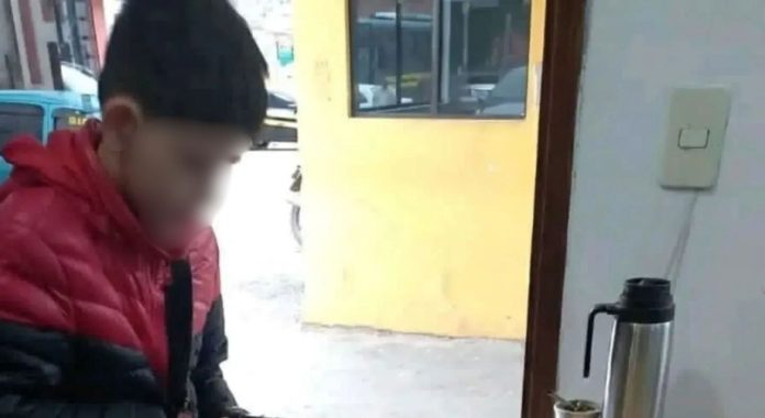 Buscan intensamente a un nene argentino que fue arrastrado por una corriente durante un temporal en Paraguay