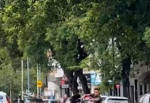 Circulaba en un cuatriciclo sin casco, lo detuvieron en un control y atropelló a dos agentes de Tránsito en Parque Chacabuco