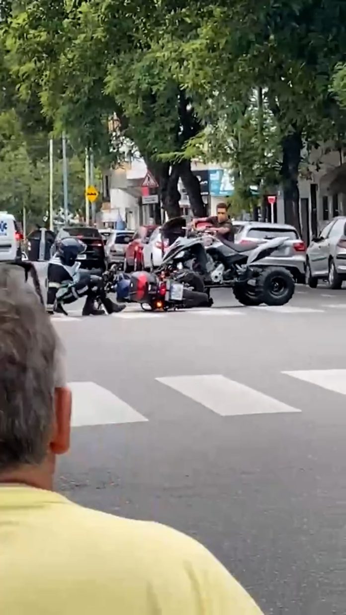 Circulaba en un cuatriciclo sin casco, lo detuvieron en un control y atropelló a dos agentes de Tránsito en Parque Chacabuco