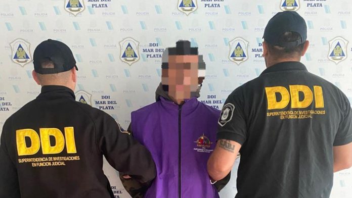 Desnudó, ató y mató a un hombre en su casa de Mar del Plata: cayó por sus zapatillas