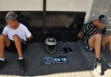 Detuvieron a dos adolescentes con antecedentes que intentaron robar una moto en el centro porteño
