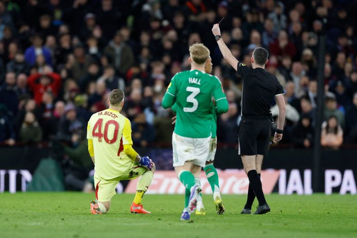 Dibu Martínez debió entrar en Aston Villa por la insólita expulsión de Bizot: sufrió tres goles en 27 minutos y quedaron eliminados de la FA Cup