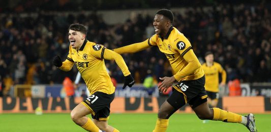 El defensor colombiano Yerson Mosquera realizó impresionante salvada en el triunfo del Wolverhampton ante Aston Villa por la Premier League