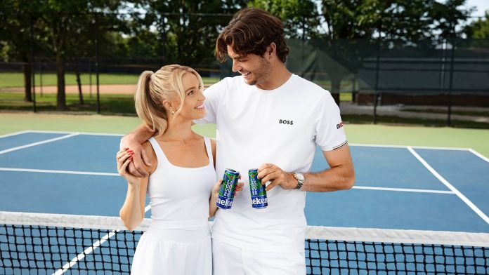 Él desde la pista, ella en la tribuna, “compiten” por ver quién gana más dinero: la pareja que desafía los estándares del tenis