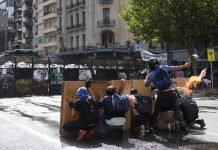 El Gobierno denunció por actos de terrorismo a los responsables de la violencia afuera del Congreso