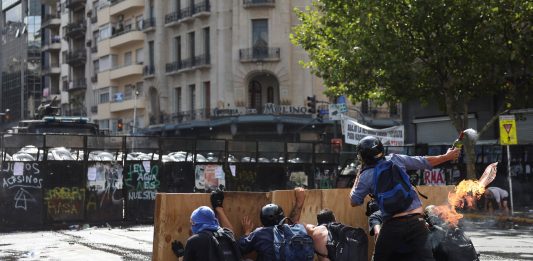 El Gobierno denunció por actos de terrorismo a los responsables de la violencia afuera del Congreso