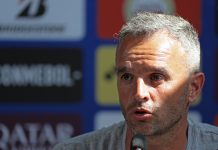 Escándalo con un entrenador argentino que fue expulsado tras un VAR improvisado con su celular: “Me cansé de que me roben, es una vergüenza”