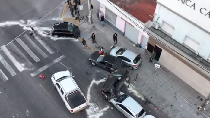 Espectacular choque en Quilmes con siete vehículos involucrados: una camioneta quedó arriba de dos autos