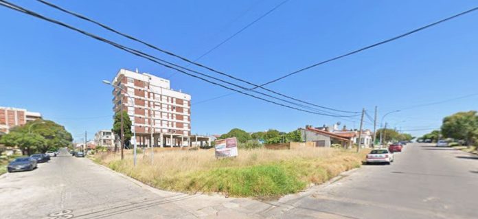 Hallaron el cuerpo de una mujer en un baldío de Punta Mogotes y por el crimen detuvieron a su pareja