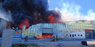 Impactante incendio en un depósito de logística en Benavídez: tres dotaciones de bomberos trabajan en el lugar