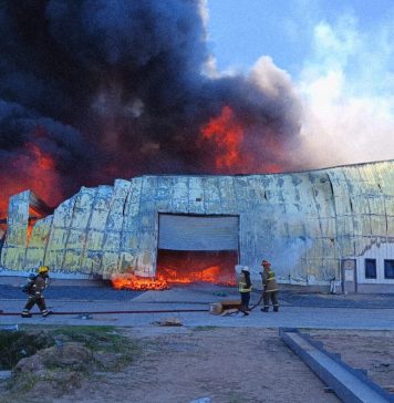 Impactante incendio en un depósito de logística en Benavídez: tres dotaciones de bomberos trabajan en el lugar