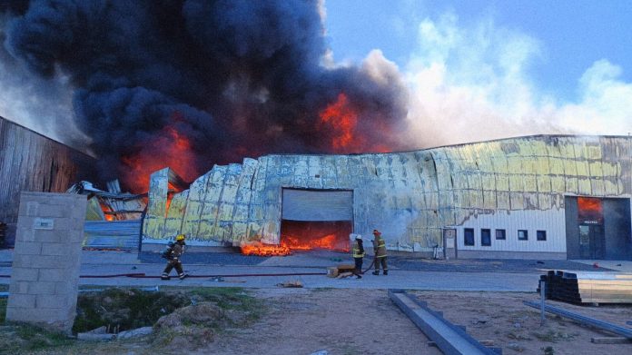 Impactante incendio en un depósito de logística en Benavídez: tres dotaciones de bomberos trabajan en el lugar