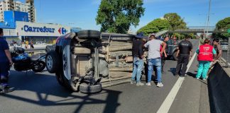 Otro choque en la General Paz: una camioneta volcó y cortó todo el tránsito