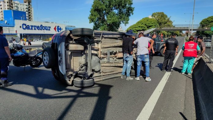 Otro choque en la General Paz: una camioneta volcó y cortó todo el tránsito
