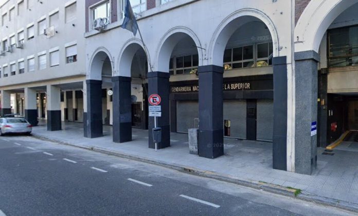 Tres agentes heridos tras una explosión en la Escuela de Gendarmería: investigan un paquete sospechoso