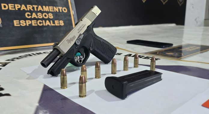 Tres delincuentes portaban un arma de guerra por las calles de Merlo y cayeron por circular con una patente adulterada