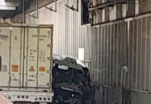 Un camionero perdió el control del vehículo y se estrelló contra una pared del Paseo del Bajo