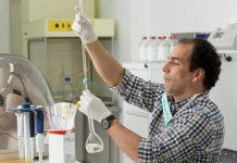 Un influencer cubano fue procesado por vender una falsa cura del cáncer que terminó con dos pacientes muertas