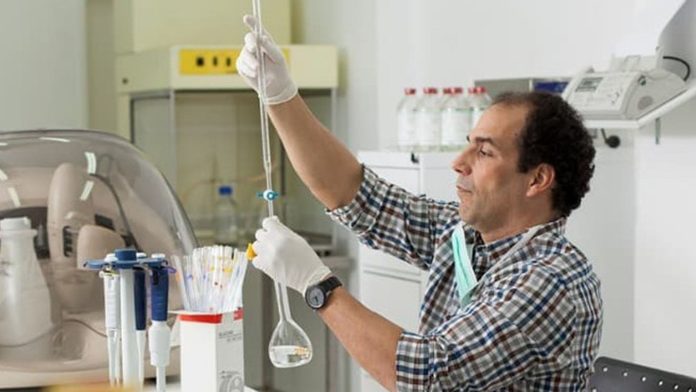 Un influencer cubano fue procesado por vender una falsa cura del cáncer que terminó con dos pacientes muertas