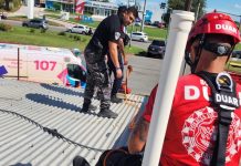 Video: un albañil tocó un cable de alta tensión, sufrió una descarga y cayó inconsciente desde un segundo piso