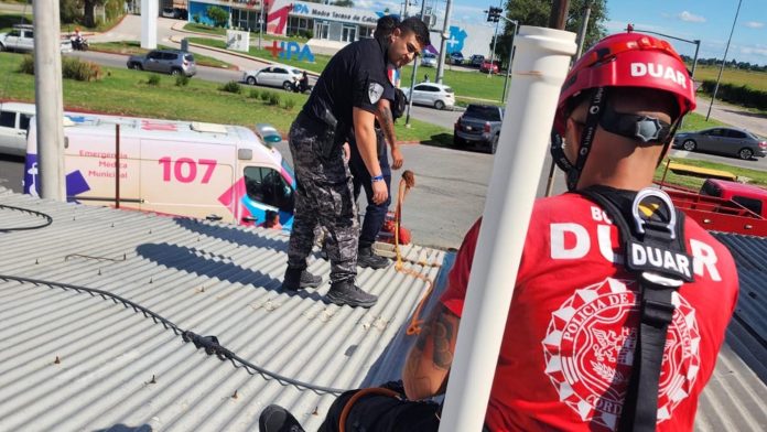 Video: un albañil tocó un cable de alta tensión, sufrió una descarga y cayó inconsciente desde un segundo piso