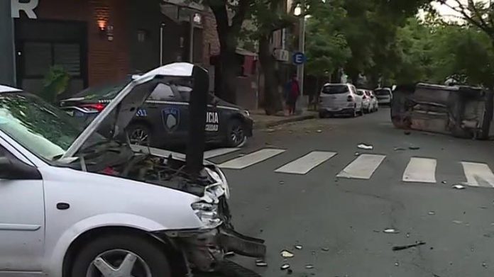 Violento choque y vuelco en Saavedra: cinco heridos tras la colisión entre un auto y una camioneta