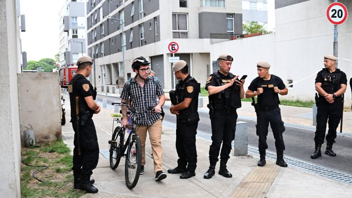 Autorizaron el regreso de los vecinos a la torre evacuada por un derrumbe en Parque Patricios