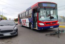 Chubut: un hombre abrió la puerta de su auto, tiró al asfalto a un ciclista y un colectivo casi lo pasa por arriba