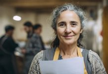 “Con 50 años sos viejo y sobre calificado”: la frase que resume lo que millones viven en silencio cada vez que mandan un currículum