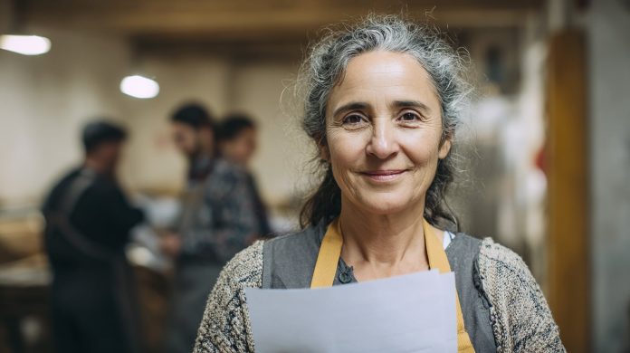“Con 50 años sos viejo y sobre calificado”: la frase que resume lo que millones viven en silencio cada vez que mandan un currículum