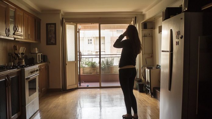 Cuatro de cada diez jóvenes argentinos no logra independizarse: alquilar un monoambiente ya supera el 50% del salario