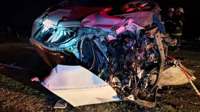 Cuatro personas murieron en un choque entre un camión y un auto en la Ruta Nacional 5