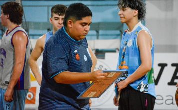 De trabajar como cajero en México a convertirse en el DT más joven del básquet argentino con 22 años: “La mejor decisión que tomé”