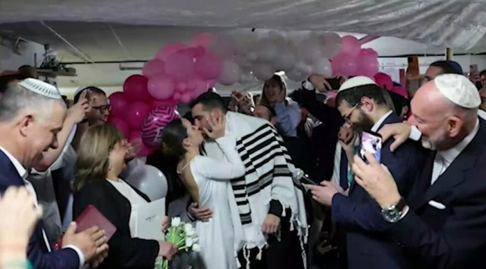 El argentino que se casó en un refugio antimisiles en Tel Aviv: “Las alarmas interrumpieron la ceremonia”