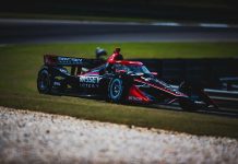 El brutal accidente a más de 250 km/h durante una carrera que terminó con la mitad de un auto fuera de la pista